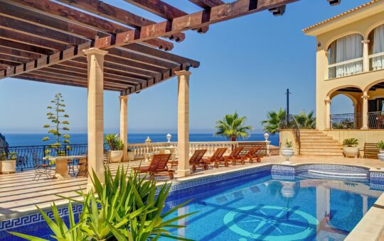 Mansión clásica de lujo con espectaculares vistas al mar - Maravillosa zona de piscina