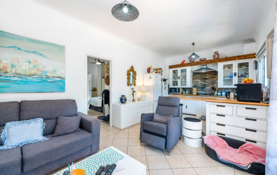 Villa con dos zonas de estar independientes y vistas parciales al mar en Torrenova - Sala de estar con cocina