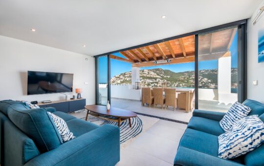 Apartamento completamente renovado con maravillosas vistas al puerto - Sala de estar con acceso a la terraza con vistas al mar
