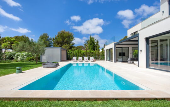 Moderna villa de obra nueva en Sol de Mallorca con vistas al mar - piscina de agua salada