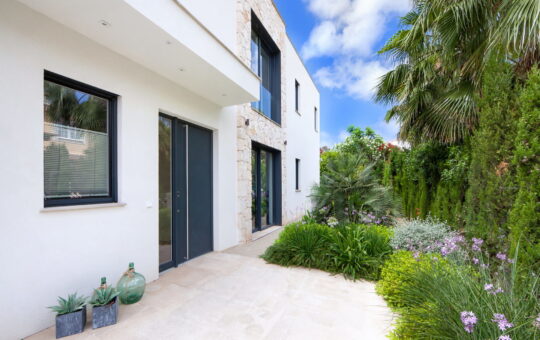Moderna villa de obra nueva en Sol de Mallorca con vistas al mar - Zona exterior con jardín