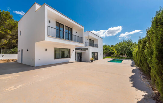 Villa familiar moderna con piscina en Costa de la Calma