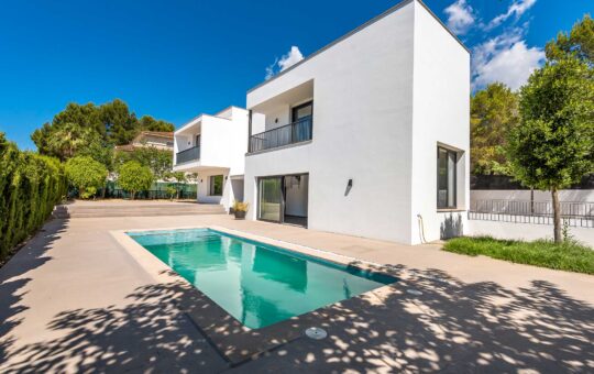 Villa familiar moderna con piscina en Costa de la Calma - Solarium con piscina de agua salada