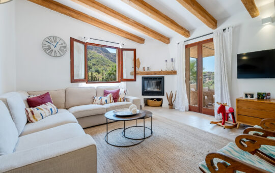 Encantadora finca completamente renovada en un pintoresco paisaje natural - Acogedora sala de estar con chimenea
