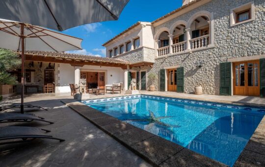 Impresionante villa con encanto en el corazón de Es Capdellà - Fachada principal y piscina con terraza