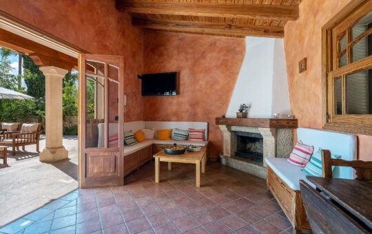 Impresionante villa con encanto en el corazón de Es Capdellà - Cocina exterior con chimenea