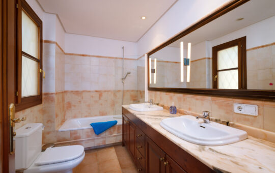 Villa mit traumhaftem Panoramablick - Badezimmer mit Badewanne