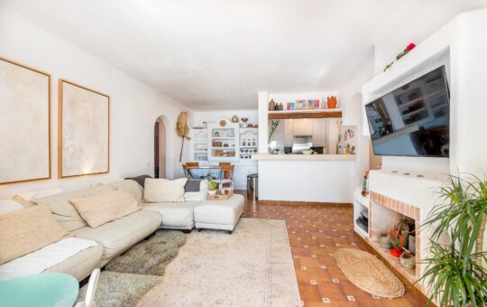 Mediterranes Appartement mit Hafenblick - Offener Wohn-Essbereich mit Küche
