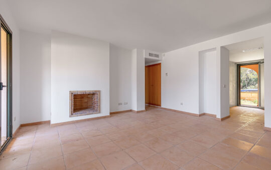 Appartement in mediterraner Anlage in Sant Elm - Wohn-Essbereich mit Kamin