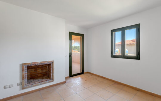 Appartement in mediterraner Anlage in Sant Elm - Schlafzimmer 1 mit Kamin und Zugang zur Terrasse
