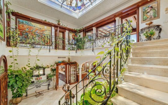Luxus-Anwesen mit spektakulärem Meerblick - Eleganter Eingangsbereich mit Schwebetreppe und Glaskuppel