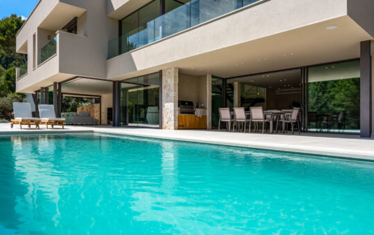 Moderne Neubauvilla in der beliebten Gegend von Costa d'en Blanes - Poolbereich und Terrasse