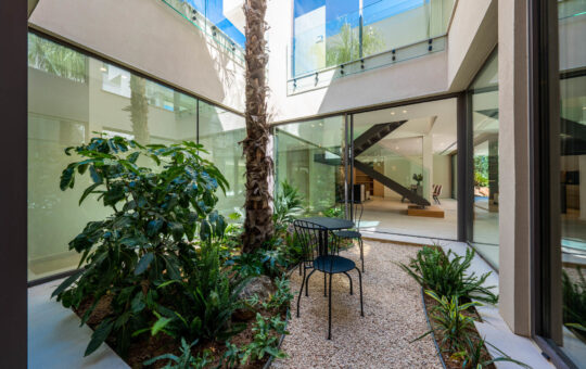 Moderne Neubauvilla in der beliebten Gegend von Costa d'en Blanes - Innenpatio