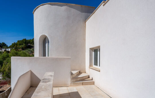 Villa im Ibiza-Stil mit Garten und Dachterrasse in Paguera, Peguera
