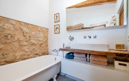 Charmante kernsanierte Finca in malerischer Naturlandschaft - Badezimmer 1