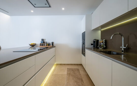 Luxuriöse Doppelhaushälfte in renommierter Residenz mit Meerblick in Port Andratx - Moderne Einbauküche