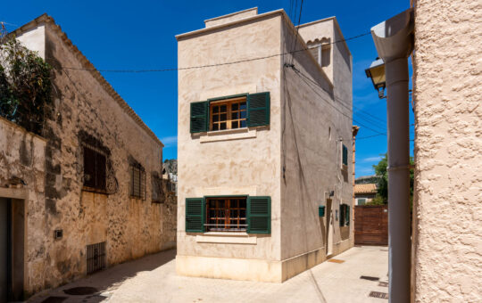 Kernsaniertes charmantes Dorfhaus mit wunderschöner Aussicht - Front- und Seitenfassade
