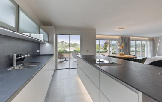 Hochwertig kernsaniertes Penthouse mit Hafenblick in Port Andratx - Hochwertige Designer-Küche