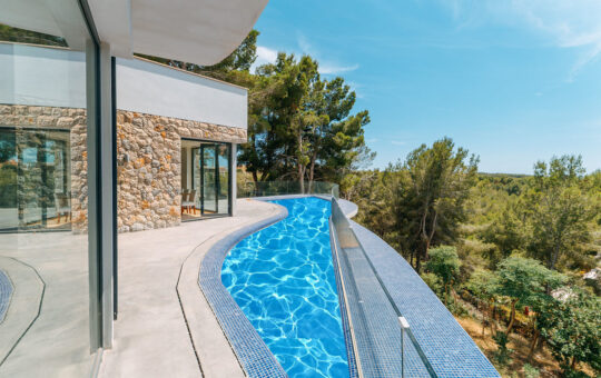 Stunning modern style villa with sea views - Back facade with terrace and pool