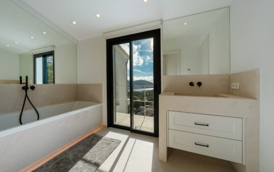 Beachhouse style villa with stunning harbor views - Bathroom 2