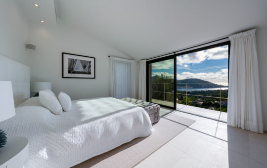 Beachhouse style villa with stunning harbor views - Bedroom 1