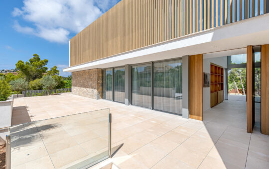 Luxury new built villa in Nova Santa Ponsa - Front facade and entrance area
