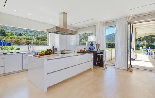 Fantastic finca with fantastic harbor views in Port Andratx - Modern fitted kitchen with access to the terrace