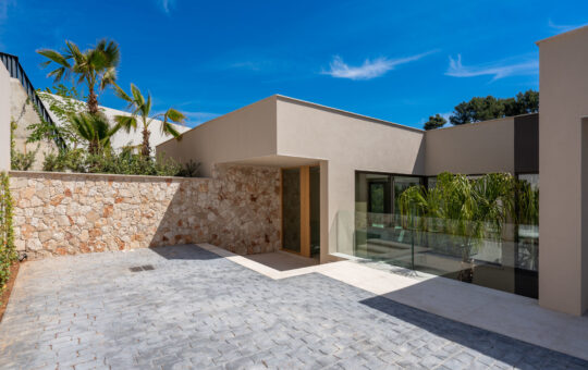 Modern newly built villa in the popular area of Costa d'en Blanes - Driveway