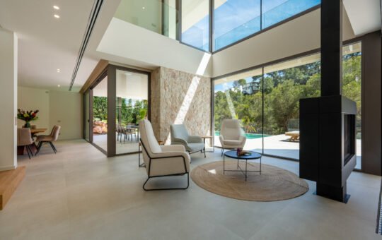 Modern newly built villa in the popular area of Costa d'en Blanes - Light-flooded fireplace area