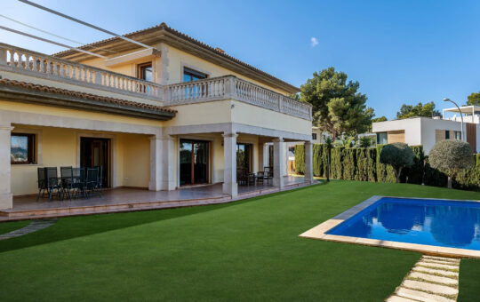 Comfortable family villa with pool and garden