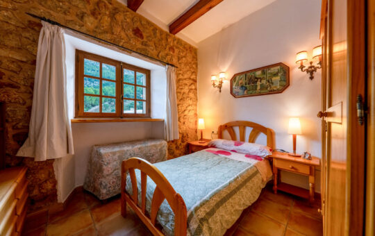 Townhouse on the outskirts of Andratx with stunning mountain views - Bedroom 2