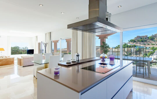 Magnificent garden apartment with sea views - Open fitted kitchen with kitchen island