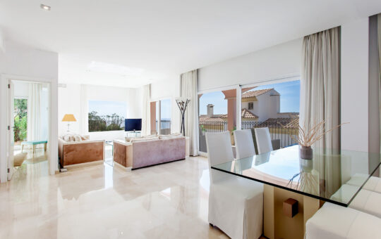 Magnificent garden apartment with sea views - Living dining room with access to the terrace and garden