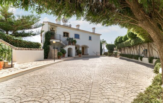 Mediterranean semi-detached villa with port views - Driveway