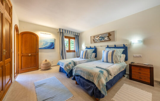 Spacious family villa with port views - Bedroom 3