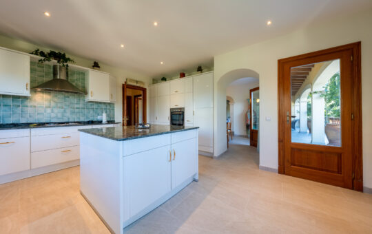 Spacious family villa with port views - Spacious fitted kitchen