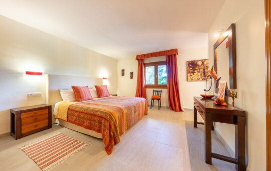 Spacious family villa with port views - Bedroom 2