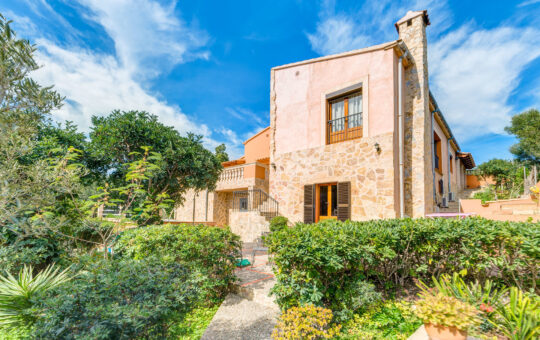 Beautiful traditional villa in residential area overlooking the bay of Palma - Main façade
