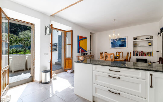 Charming village house in the heart of S'Arraco - Kitchen with access to the outdoor area