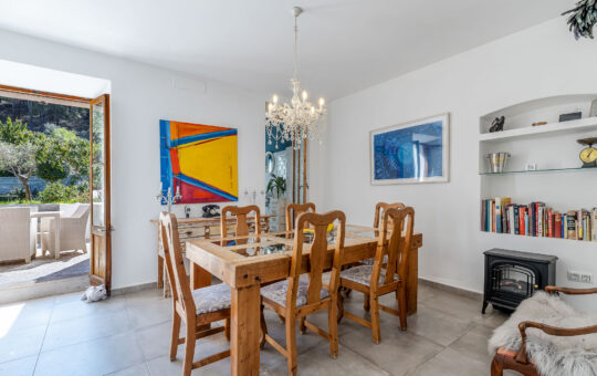 Charming village house in the heart of S'Arraco - Dining area with access to the outdoor area