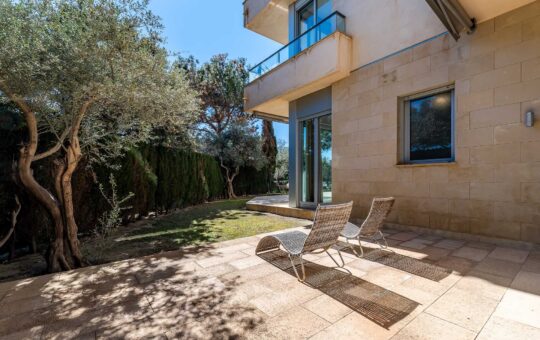 Spacious garden apartment in Sol de Mallorca - Side facade