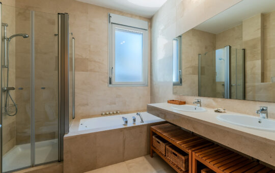 Spacious garden apartment in Sol de Mallorca - Bathroom en suite 1