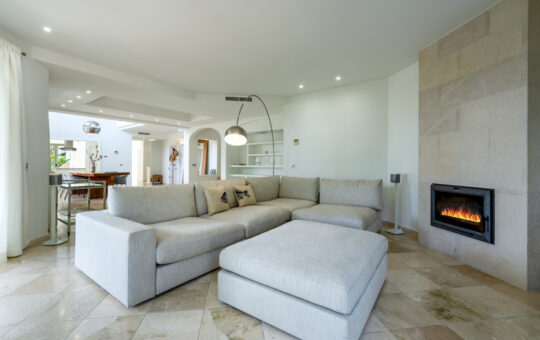 Spacious Villa with a lot of privacy and sea view - Living area with fireplace