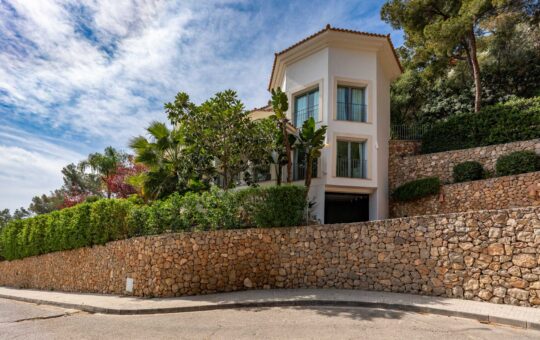 Spacious Villa with a lot of privacy and sea view - Front facade