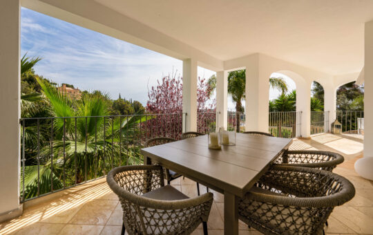 Spacious Villa with a lot of privacy and sea view - Dining area