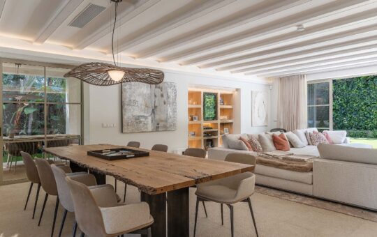 Charming finca style villa in a privileged location in Nova Santa Ponsa - Open living-dining area