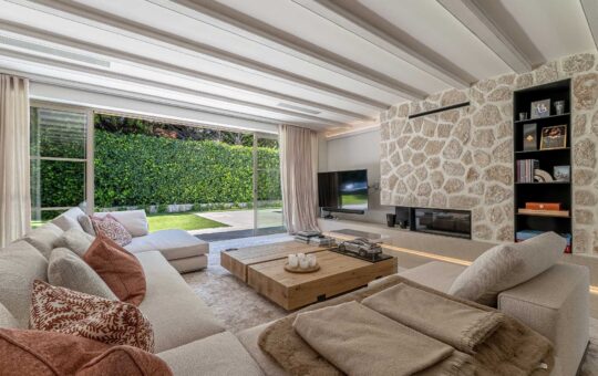 Charming finca style villa in a privileged location in Nova Santa Ponsa - Living area with access to the outside area