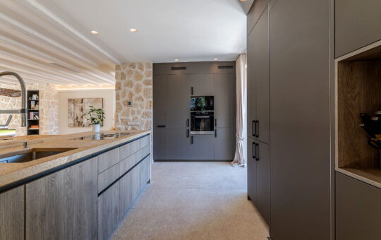 Charming finca style villa in a privileged location in Nova Santa Ponsa - Open fitted kitchen