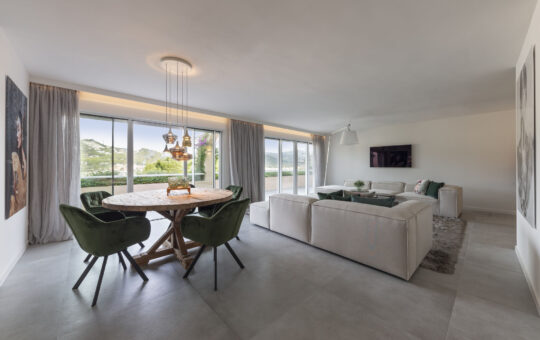 High-quality refurbished penthouse with harbor views in Port Andratx - Open living-dining area with access to the terrace