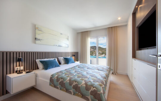 High-quality renovated terraced house with a fantastic port view - Bedroom 1